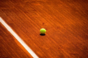 Tuinposter Terrain de tennis et balle jaune © Alexi Tauzin