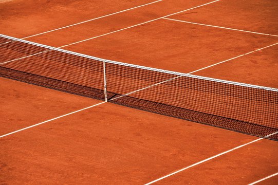 Terrain de tennis et balle jaune 