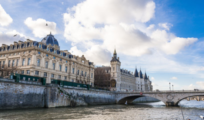 パリ　セーヌ川から見るパリの街並み