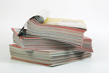 Drei Stapel Zeitschriften