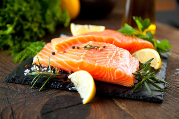 Lachs filet mit kräuter 