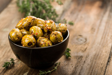 Oliven mit Kräutern