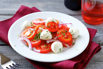 Crispy salad with tomatoes and cheese