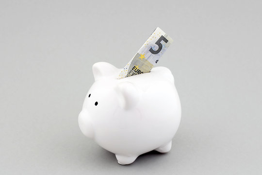 Sparschwein mit 5 Euro Schein