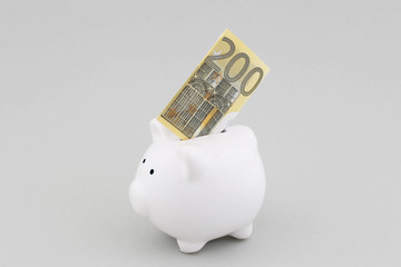 Sparschwein mit 200 Euro Schein