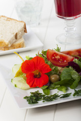 Salat mit Kapuzinerkresse