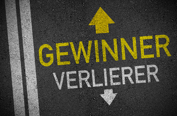 Asphalt mit Gewinner und Verlierer