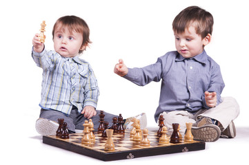 Dwaj chłopcy grają w szachy