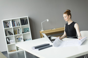 Naklejka premium Young woman in the office