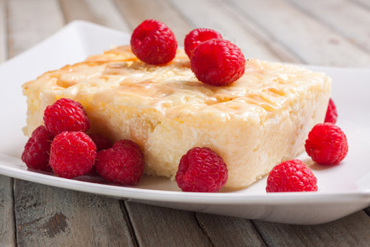 Hungarian sweet noodle cake with curd cheese with raspberries