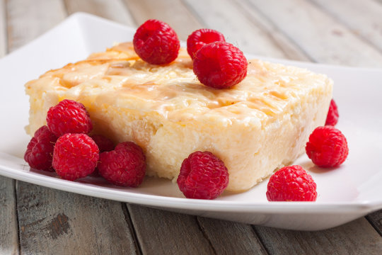 Hungarian sweet cottage cheese cake with with raspberries