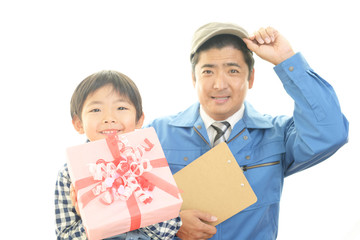 プレゼントを持つ笑顔の男の子