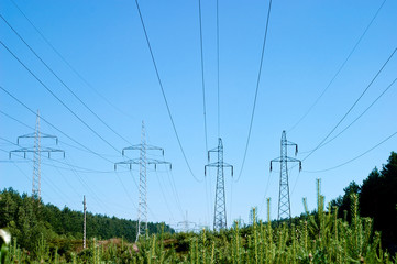 Pylon and transmission power line