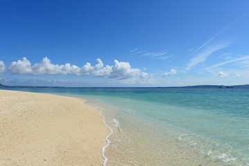 Fototapeta na wymiar 美しい砂浜と爽やかな空