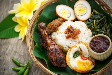 nasi campur, Plat traditionnel Indonésien - obrazy, fototapety, plakaty