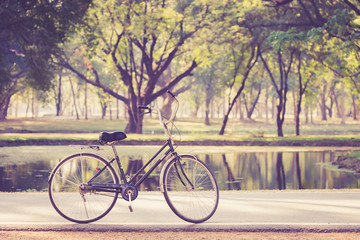 Fototapeta premium Rocznika bicykl w Sukhothai Dziejowym parku, Tajlandia