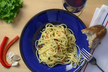 Spaghetti with garlic, oil and pepper