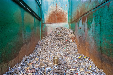 Container mit Altmetall
