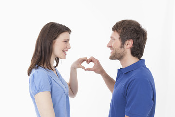 Paar macht Herz Form, lächelnd