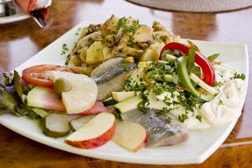 Matjes Hering mit Jopghurtdressing, Früchten und Bratkartoffeln