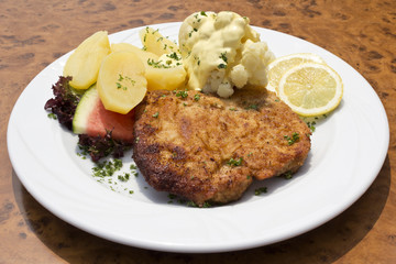 Paniertes Schweineschnitzel mit Salzkartoffeln