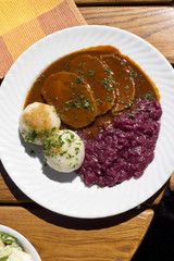 Sauerbraten mit Rotkohl und Klössen