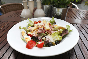 Gemischter Salat mit Käse und Schinkenstreifen