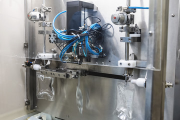 Machine filling liquid substance in package