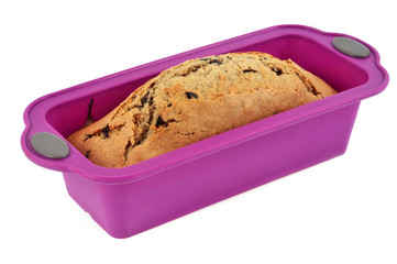 Cake au café et pépites de chocolat dans un moule