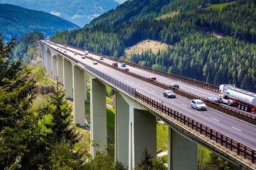 Reiseverkehr auf Brennerautobahn in Südtirol - obrazy, fototapety, plakaty