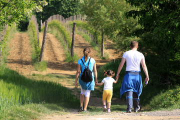 Famiglia che passeggiata in campagna