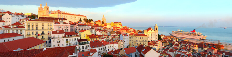 Fototapeta na wymiar Lisbon Old Town skyline