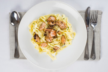 Tallarines con salmón en la mesa del restaurante
