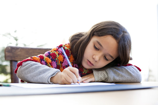Ni&ntilde;a concentrada dibujando
