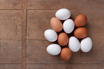 Huehnereier auf Holz