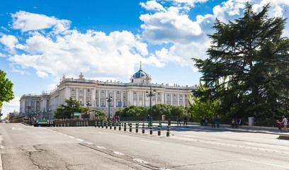 Obraz premium Royal palace with tourists on spring day in Madrid