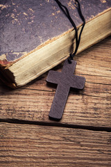 Obraz premium Zbliżenie drewniany krzyż chrześcijański na Biblii