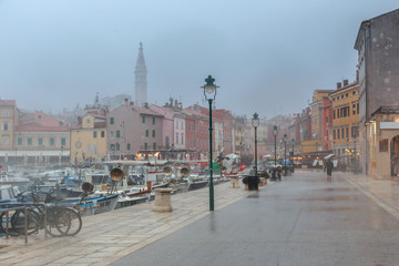 Fototapeta premium Ulewny deszcz w Rovinj