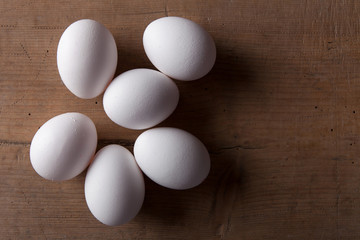 Weiße Eier auf Holz