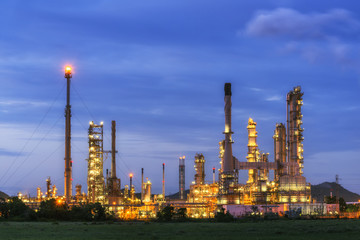 Obraz na płótnie Canvas Big Industrial oil tanks in a refinery 