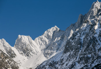 Fototapeta na wymiar Breathtaking view of snowy mountains in the Tatra mountains