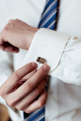 Obraz premium men wear a shirt and cufflinks 