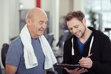 kunde macht einen vertrag im fitness-studio