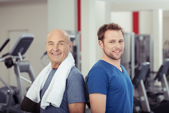 zwei männer im fitness-studio