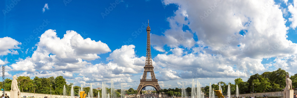 Wall mural panoramic view of eiffel tower in paris