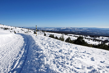 Fototapeta na wymiar Route de montagne enneigée