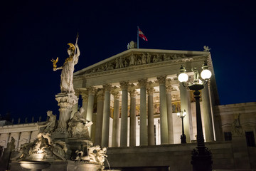 Obraz premium Austrian Parliament in Vienna at night