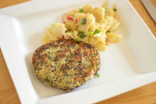 Spinat - Quark Pl&auml;tzchen mit Rettich - Radieschen Salat