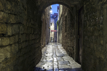 Straße mit traditionellen Steinhäusern in Split, Kroatien