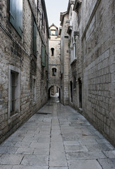 Straße mit traditionellen Steinhäusern in Split, Kroatien